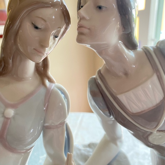RETIRED 2005 ROMEO AND JULIET LLADRO PORCELAIN FIGURINE Item# 01004750 - Picture 6 of 16